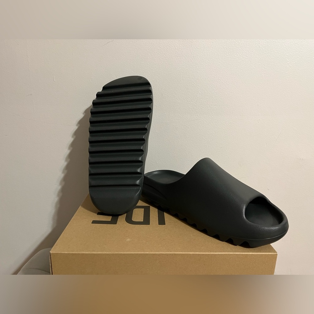 NWT Men’s Adidas Yeezy Slides Gray size 12